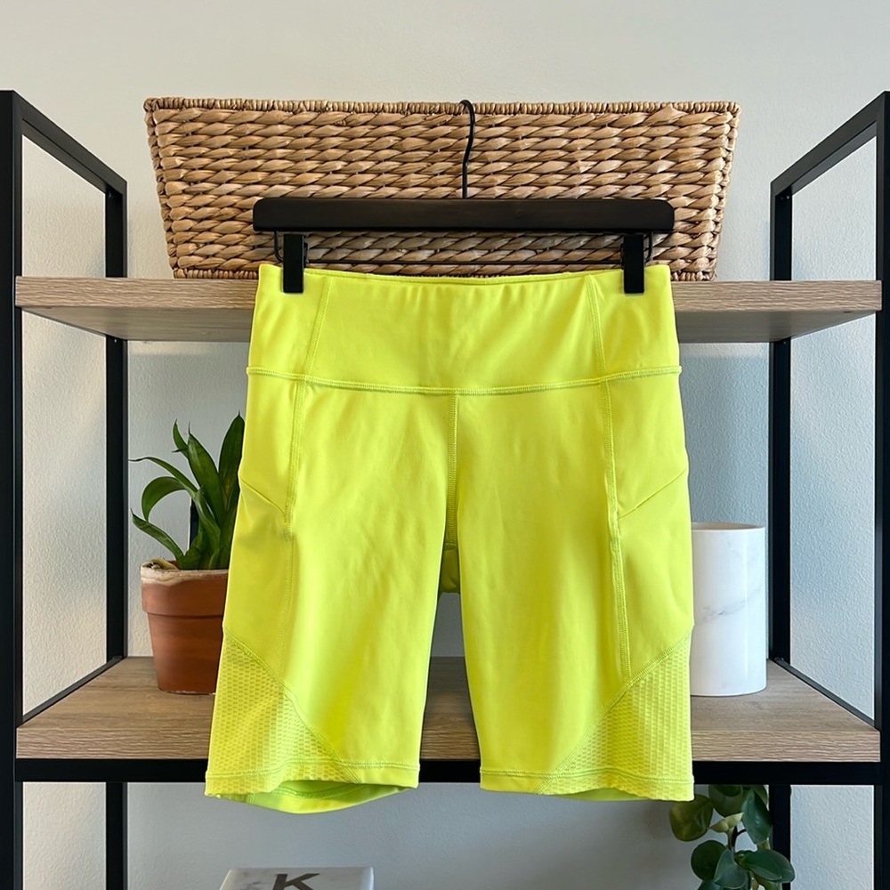 Athleta Contender 9" Mid-Rise Bike Shorts w/Zipper Pockets, Small